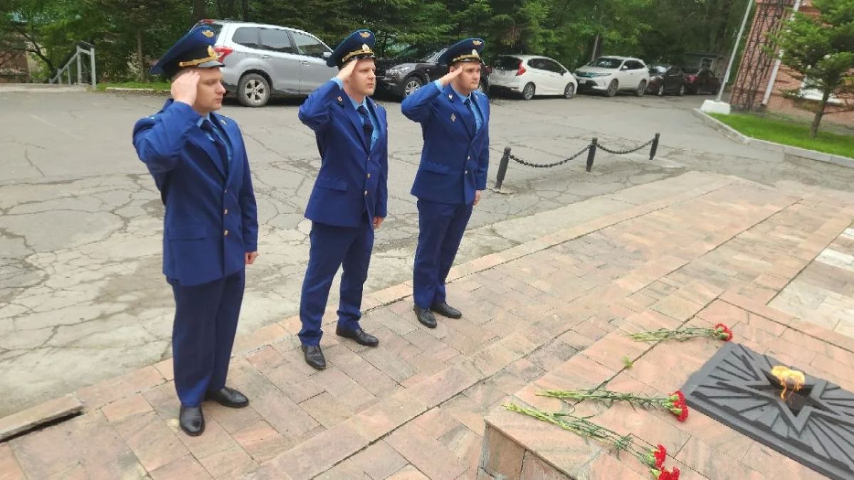 Прокуроры принимают участие в памятных митингах, посвященных 85-й годовщине со дня начала Великой Отечественной войны, и акции «Свеча Памяти» Прокуроры принимают участие в памятных митингах, посвященных 85-й годовщине со дня начала Великой Отечественной войны, и акции «Свеча Памяти»