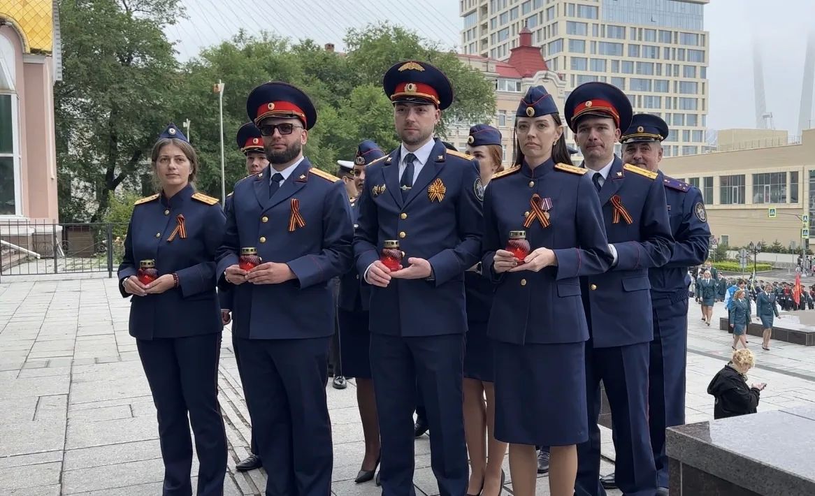 Офицеры СКР почтили память павших в День памяти и скорби в Приморье Офицеры СКР почтили память павших в День памяти и скорби в Приморье