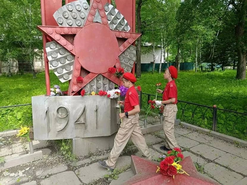 Журавлики памяти, цветы у мемориалов и рассказы о героях: в школах Кавалеровского округа прошёл День памяти и скорби Журавлики памяти, цветы у мемориалов и рассказы о героях: в школах Кавалеровского округа прошёл День памяти и скорби