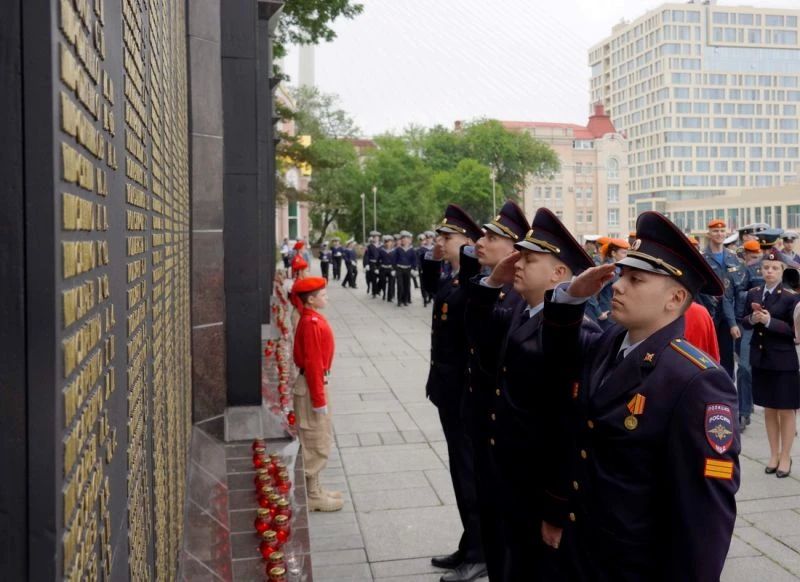 В Приморском крае в День памяти и скорби сотрудники полиции и курсанты юридического института МВД России почтили память павших на войне В Приморском крае в День памяти и скорби сотрудники полиции и курсанты юридического института МВД России почтили память павших на войне