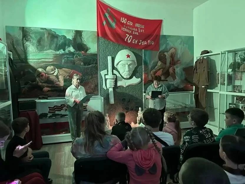 Журавлики памяти, цветы у мемориалов и рассказы о героях: в школах Кавалеровского округа прошёл День памяти и скорби Журавлики памяти, цветы у мемориалов и рассказы о героях: в школах Кавалеровского округа прошёл День памяти и скорби