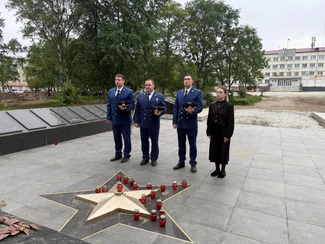 Прокуроры принимают участие в памятных митингах, посвященных 85-й годовщине со дня начала Великой Отечественной войны, и акции «Свеча Памяти» Прокуроры принимают участие в памятных митингах, посвященных 85-й годовщине со дня начала Великой Отечественной войны, и акции «Свеча Памяти»