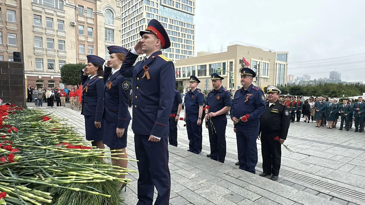 Офицеры СКР почтили память павших в День памяти и скорби в Приморье Офицеры СКР почтили память павших в День памяти и скорби в Приморье
