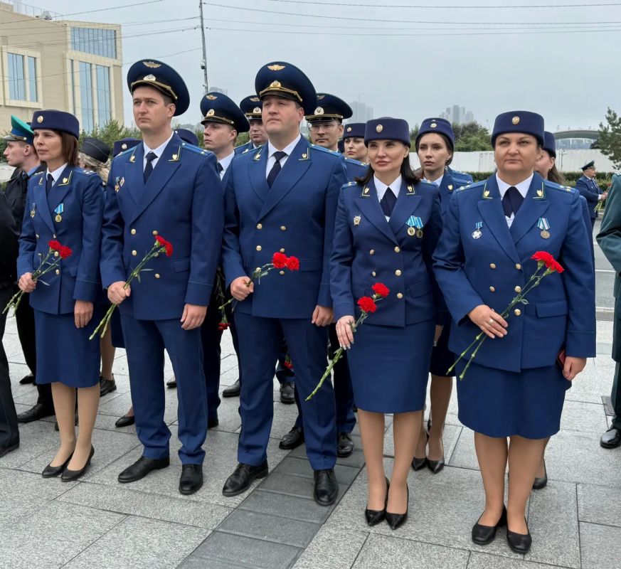 Исполняющий обязанности прокурора края Андрей Трегубов и коллектив прокуратуры края приняли участие в памятном митинге, посвященном Дню памяти и скорби - 85-й годовщине начала Великой Отечественной войны, а также во... Исполняющий обязанности прокурора края Андрей Трегубов и коллектив прокуратуры края приняли участие в памятном митинге, посвященном Дню памяти и скорби - 85-й годовщине начала Великой Отечественной войны, а также во...