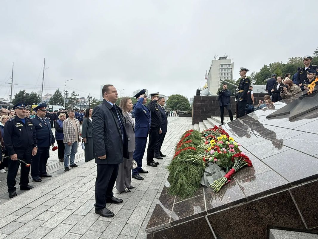 Исполняющий обязанности прокурора края Андрей Трегубов и коллектив прокуратуры края приняли участие в памятном митинге, посвященном Дню памяти и скорби - 85-й годовщине начала Великой Отечественной войны, а также во... Исполняющий обязанности прокурора края Андрей Трегубов и коллектив прокуратуры края приняли участие в памятном митинге, посвященном Дню памяти и скорби - 85-й годовщине начала Великой Отечественной войны, а также во...