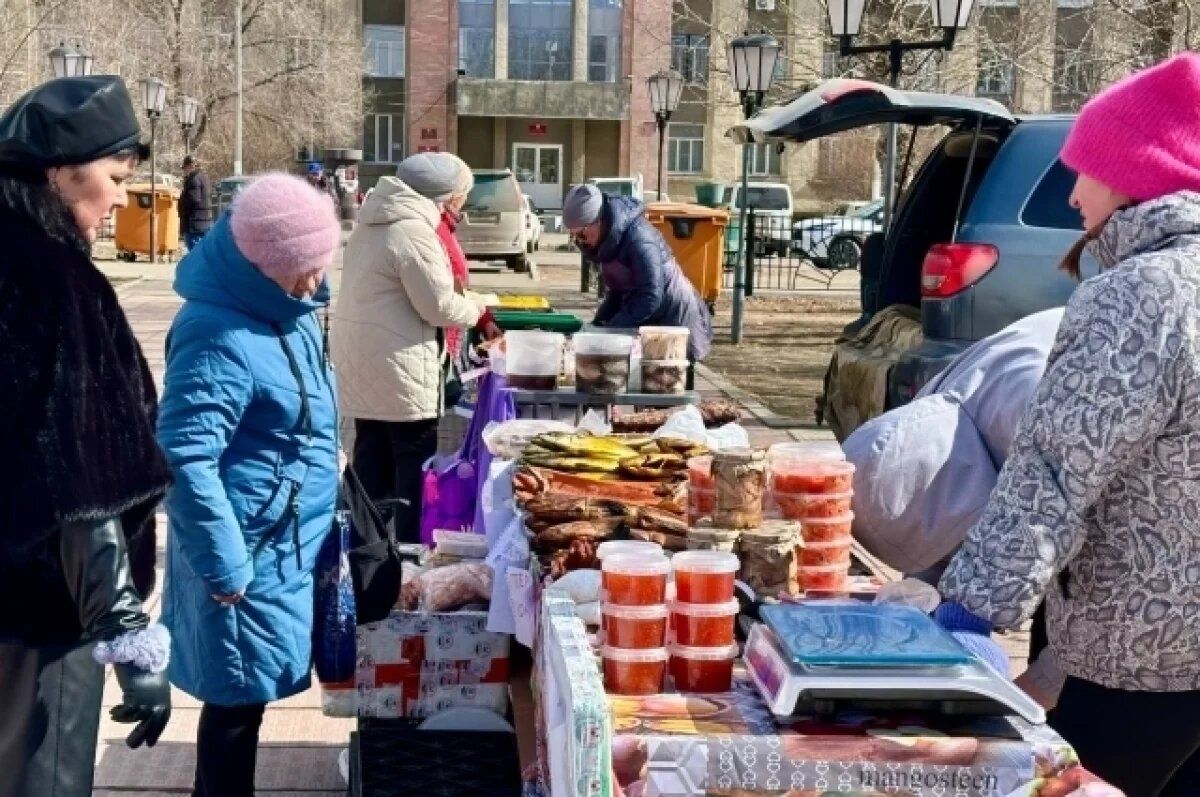 Читинцы заполнили столы, покупая килограммы колбас и рыбы на ярмарке