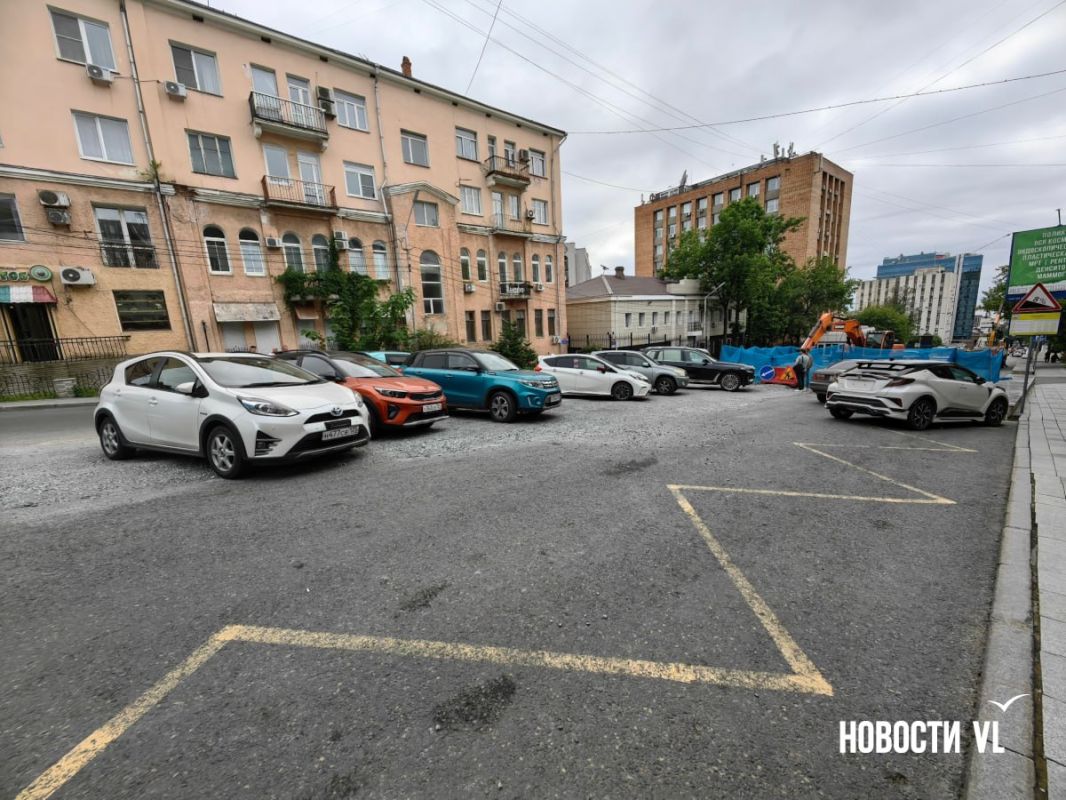 Часть Фонтанной, где сейчас идёт ремонт теплотрассы, превратилась в парковку