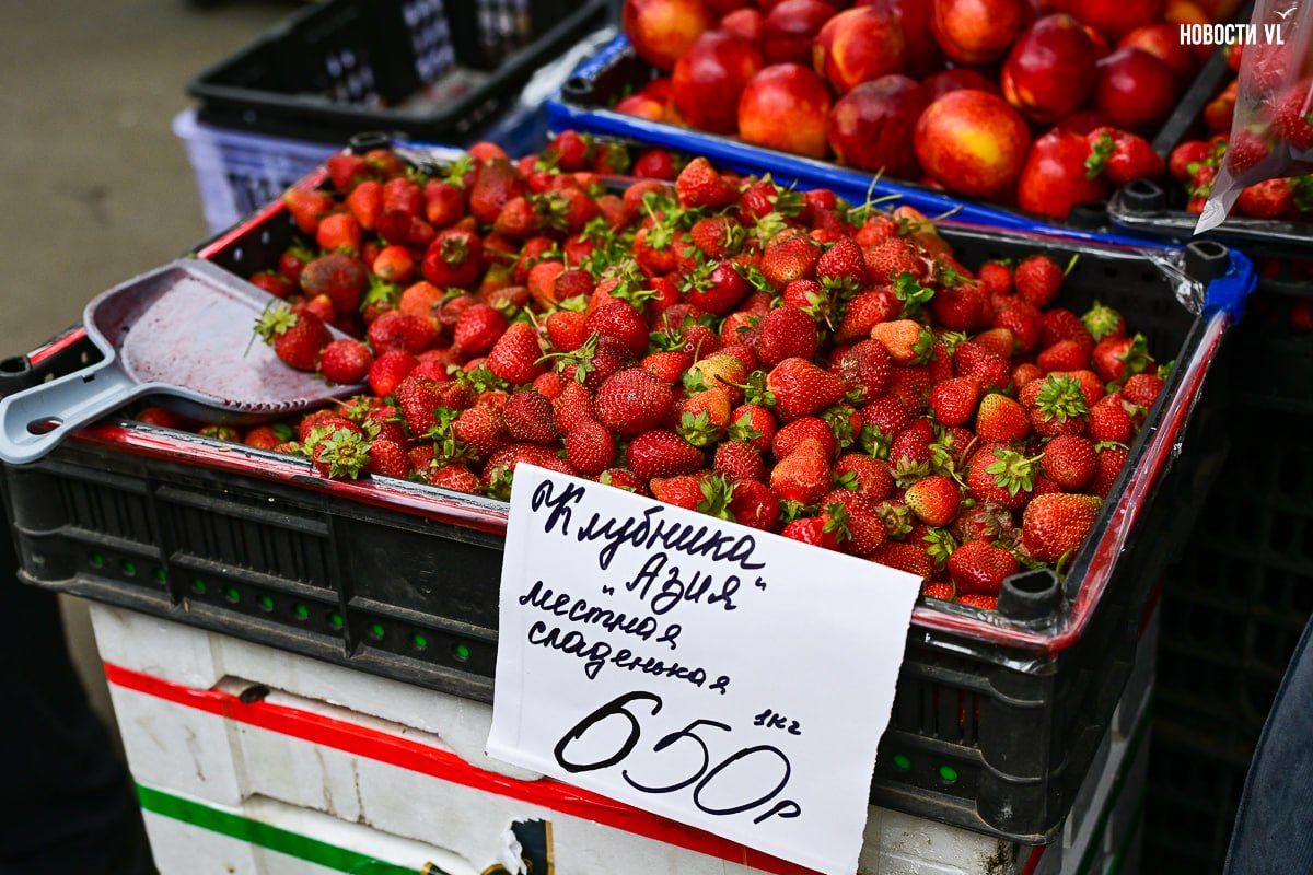 Очень-очень вкусная клубника, черешня без косточки и абрикосы «мёд отдохнёт»: рынки Владивостока запестрели свежими фруктами и ягодами