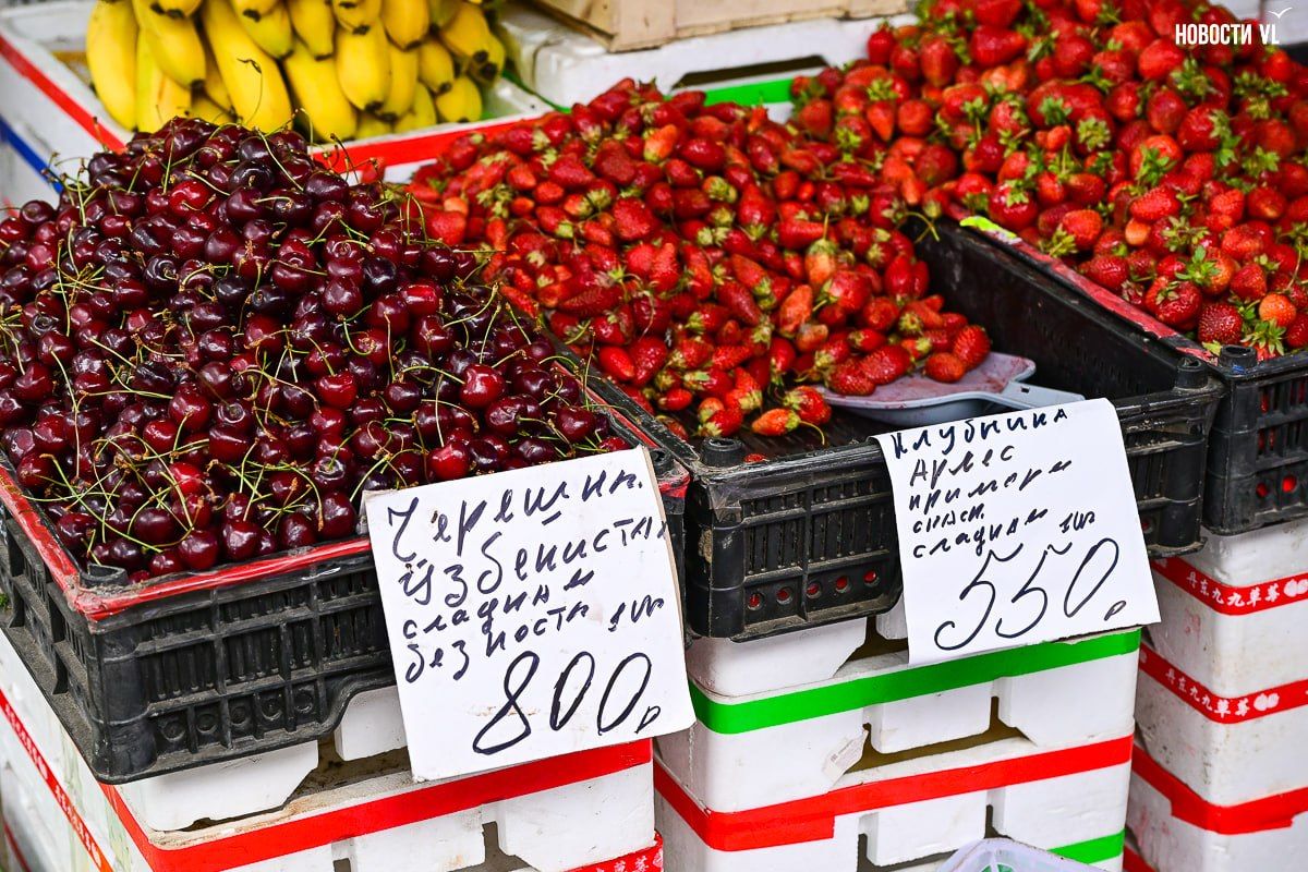 Очень-очень вкусная клубника, черешня без косточки и абрикосы «мёд отдохнёт»: рынки Владивостока запестрели свежими фруктами и ягодами Очень-очень вкусная клубника, черешня без косточки и абрикосы «мёд отдохнёт»: рынки Владивостока запестрели свежими фруктами и ягодами