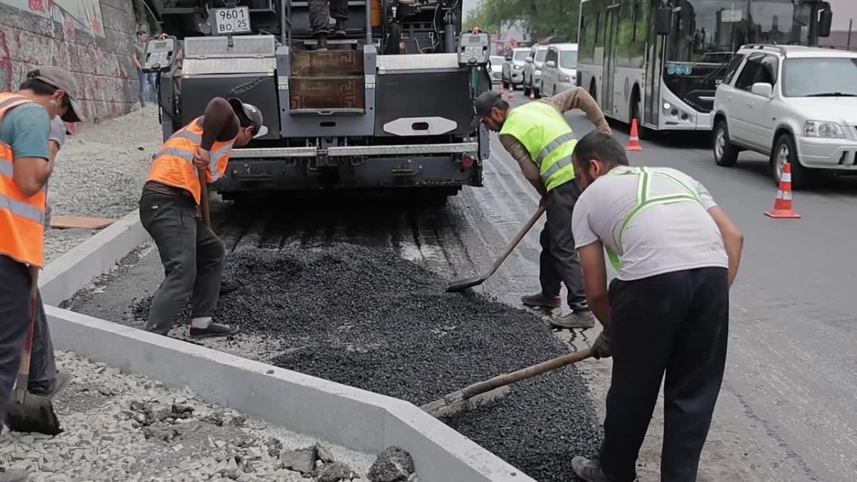 Во Владивостоке на Океанском проспекте приступили к укладке асфальта