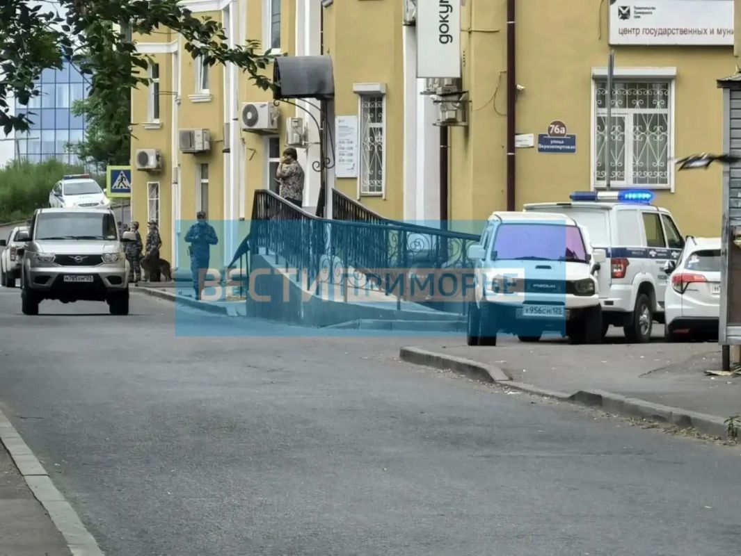 Улицу Верхнепортовую в районе дома N76 оцепили со всех сторон Улицу Верхнепортовую в районе дома N76 оцепили со всех сторон