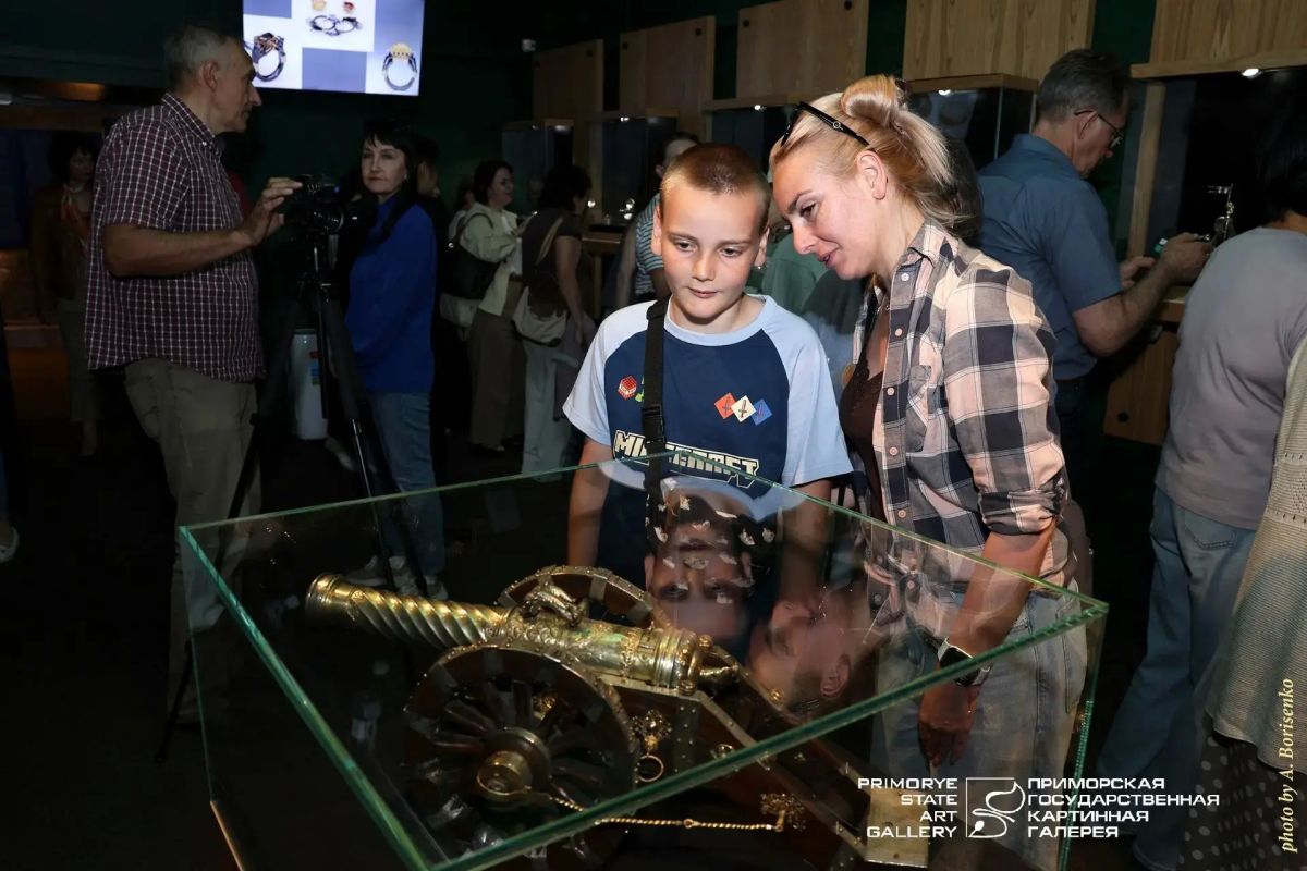 В Приморской картинной галерее открылась выставка «Драгоценность с секретом» В Приморской картинной галерее открылась выставка «Драгоценность с секретом»