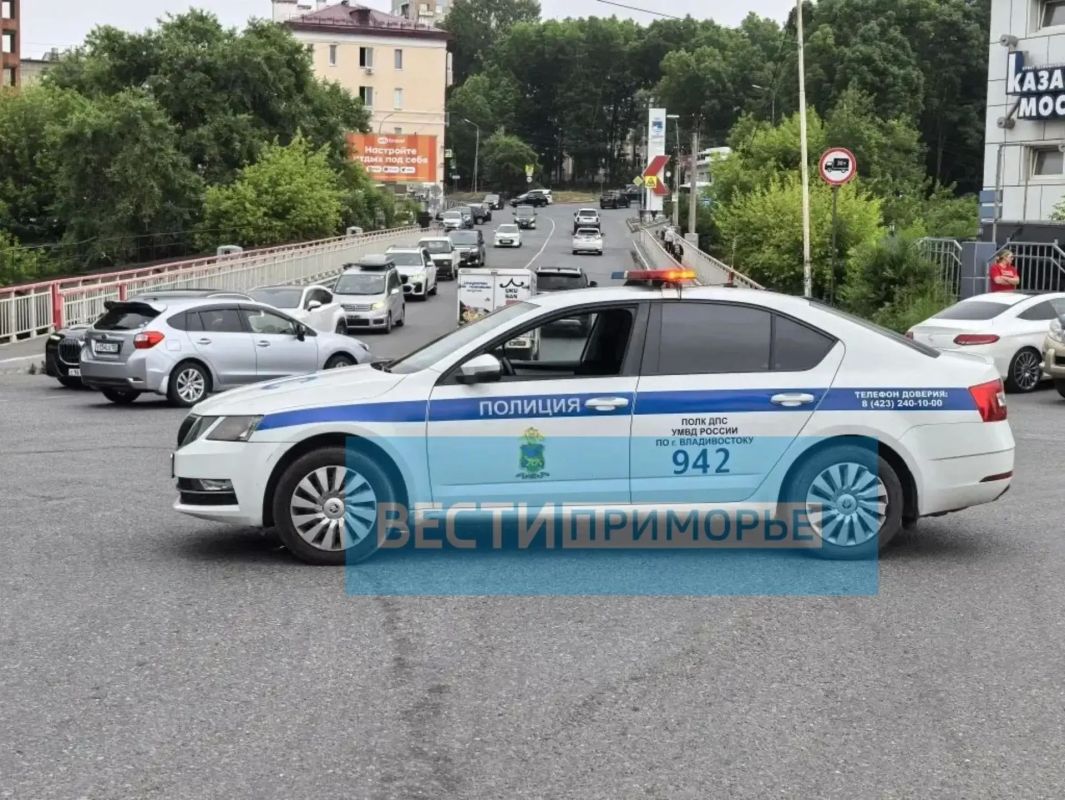 Улицу Верхнепортовую в районе дома N76 оцепили со всех сторон