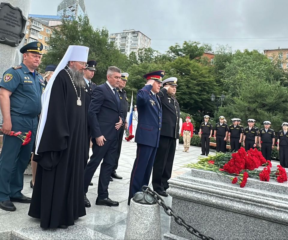 Сотрудники СКР Приморья приняли участие в церемонии возложения цветов в честь 166-й годовщины основания Владивостока Сотрудники СКР Приморья приняли участие в церемонии возложения цветов в честь 166-й годовщины основания Владивостока