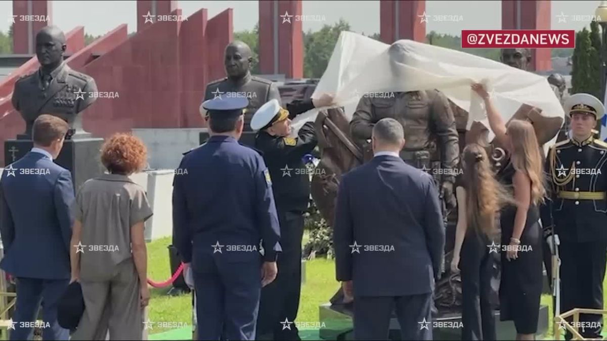 Памятник дважды Герою России, замглавкому ВМФ Михаилу Гудкову открыли в "Пантеоне защитников Отечества"