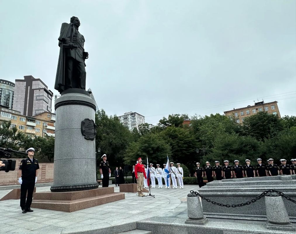 Сотрудники СКР Приморья приняли участие в церемонии возложения цветов в честь 166-й годовщины основания Владивостока Сотрудники СКР Приморья приняли участие в церемонии возложения цветов в честь 166-й годовщины основания Владивостока