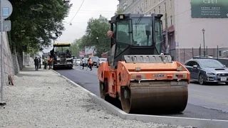 Километры комфортной дороги: в столице Приморья укладывают асфальт на оживленном участке