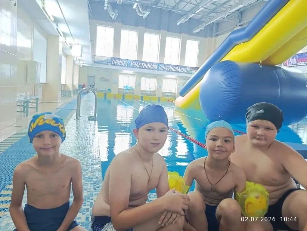 В здоровом теле - здоровый дух: ребята из пришкольных лагерей посещают бассейн В здоровом теле - здоровый дух: ребята из пришкольных лагерей посещают бассейн