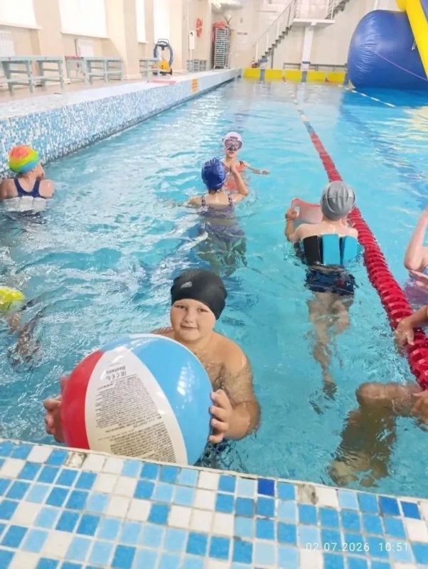 В здоровом теле - здоровый дух: ребята из пришкольных лагерей посещают бассейн В здоровом теле - здоровый дух: ребята из пришкольных лагерей посещают бассейн