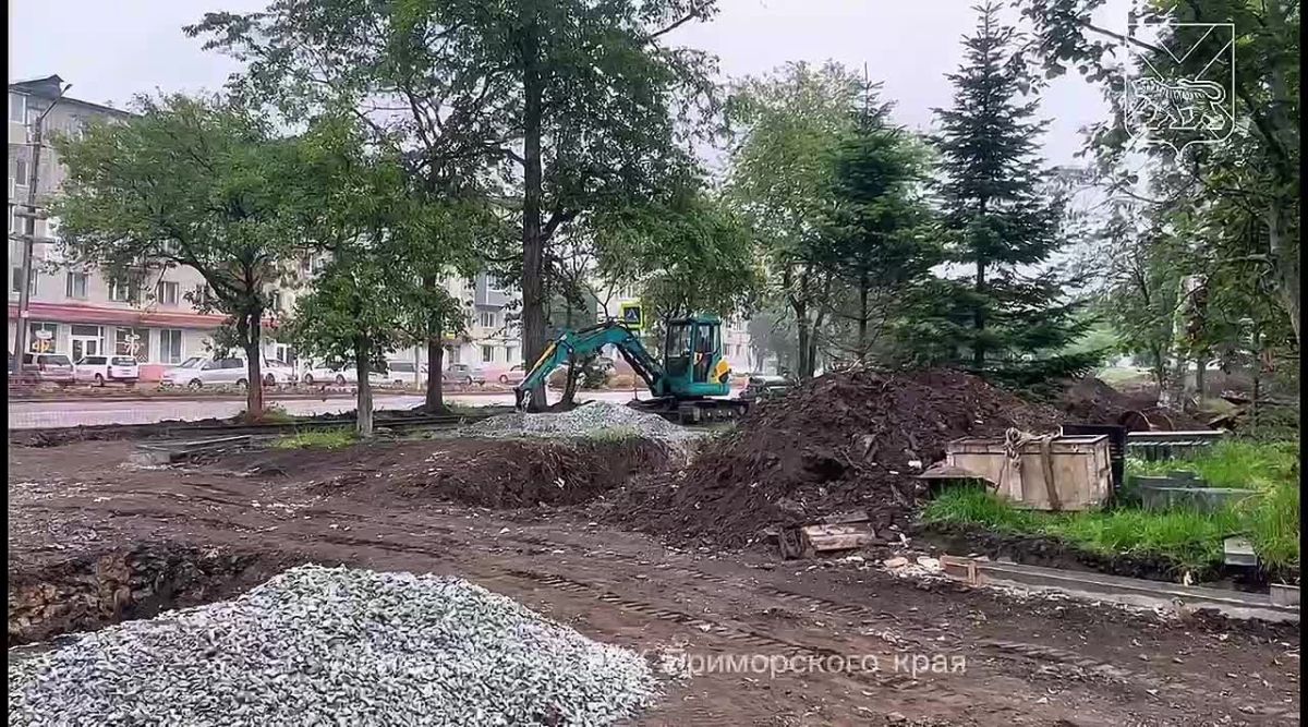 Продолжается благоустройство центральной площади в Славянке