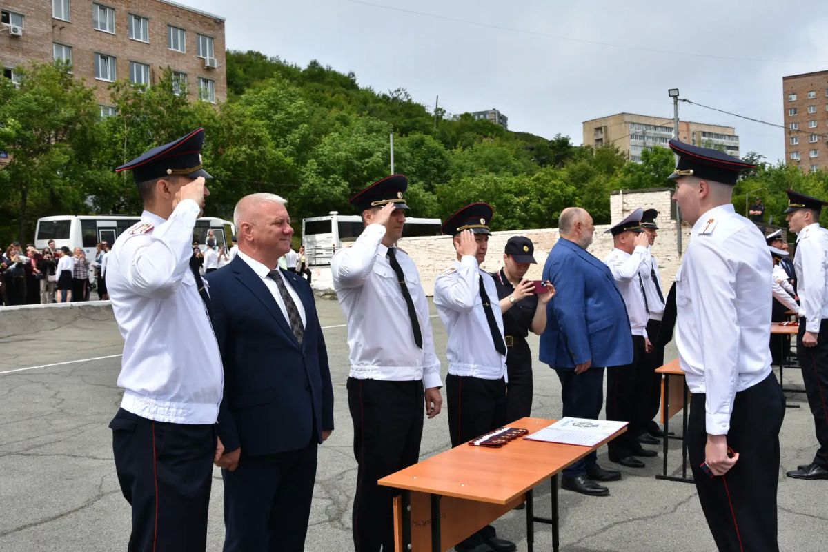Начальник Владивостокского ЛУ МВД России на транспорте принял участие в церемонии вручения погон слушателям Владивостокского филиала Дальневосточного юридического института Начальник Владивостокского ЛУ МВД России на транспорте принял участие в церемонии вручения погон слушателям Владивостокского филиала Дальневосточного юридического института