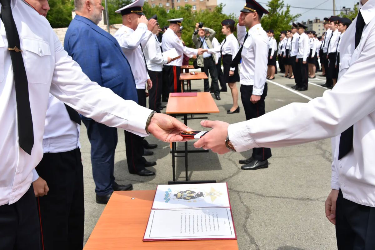 Начальник Владивостокского ЛУ МВД России на транспорте принял участие в церемонии вручения погон слушателям Владивостокского филиала Дальневосточного юридического института Начальник Владивостокского ЛУ МВД России на транспорте принял участие в церемонии вручения погон слушателям Владивостокского филиала Дальневосточного юридического института