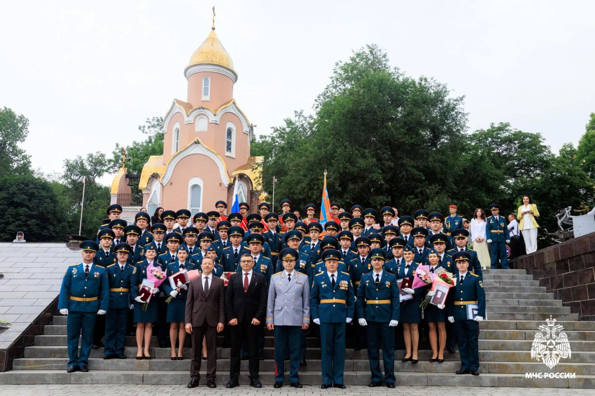 Вручение дипломов и прощание со Знаменем: офицерский выпуск курсантов Дальневосточной пожарно-спасательной академии Вручение дипломов и прощание со Знаменем: офицерский выпуск курсантов Дальневосточной пожарно-спасательной академии
