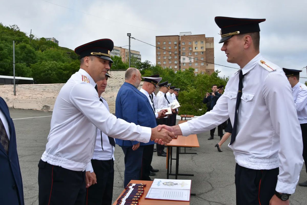Начальник Владивостокского ЛУ МВД России на транспорте принял участие в церемонии вручения погон слушателям Владивостокского филиала Дальневосточного юридического института Начальник Владивостокского ЛУ МВД России на транспорте принял участие в церемонии вручения погон слушателям Владивостокского филиала Дальневосточного юридического института
