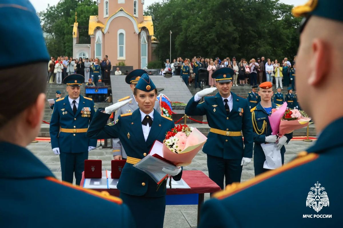 Вручение дипломов и прощание со Знаменем: офицерский выпуск курсантов Дальневосточной пожарно-спасательной академии Вручение дипломов и прощание со Знаменем: офицерский выпуск курсантов Дальневосточной пожарно-спасательной академии