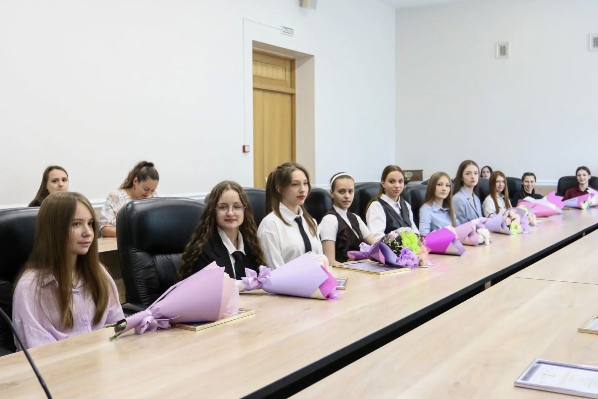 В Находке состоялось награждение талантливых школьников и выпускников В Находке состоялось награждение талантливых школьников и выпускников