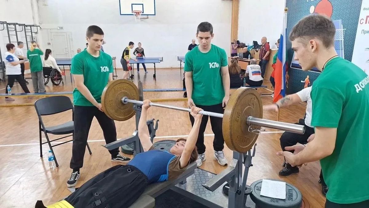 В Уссурийске наградили волонтёров центра «Новая волна» В Уссурийске наградили волонтёров центра «Новая волна»
