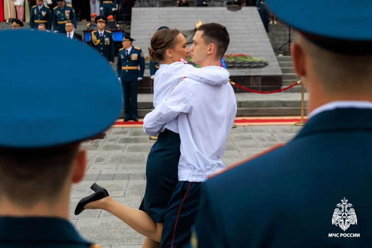 Вручение дипломов и прощание со Знаменем: офицерский выпуск курсантов Дальневосточной пожарно-спасательной академии Вручение дипломов и прощание со Знаменем: офицерский выпуск курсантов Дальневосточной пожарно-спасательной академии