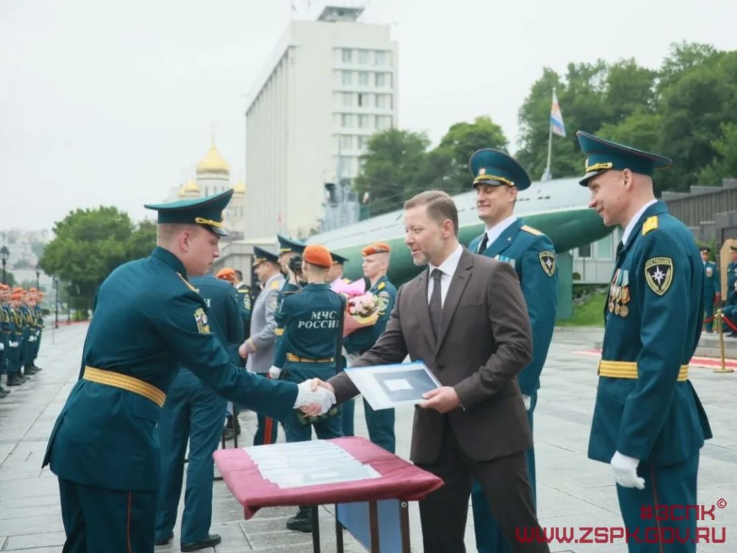 Выпускникам Дальневосточной академии МЧС вручили дипломы Выпускникам Дальневосточной академии МЧС вручили дипломы