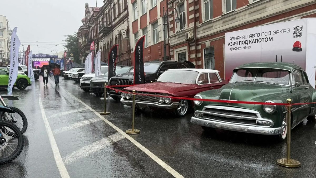 На центральной площади Владивостока уже выставили автомобили к «АВТО'САЛОНУ-2026» На центральной площади Владивостока уже выставили автомобили к «АВТО'САЛОНУ-2026»