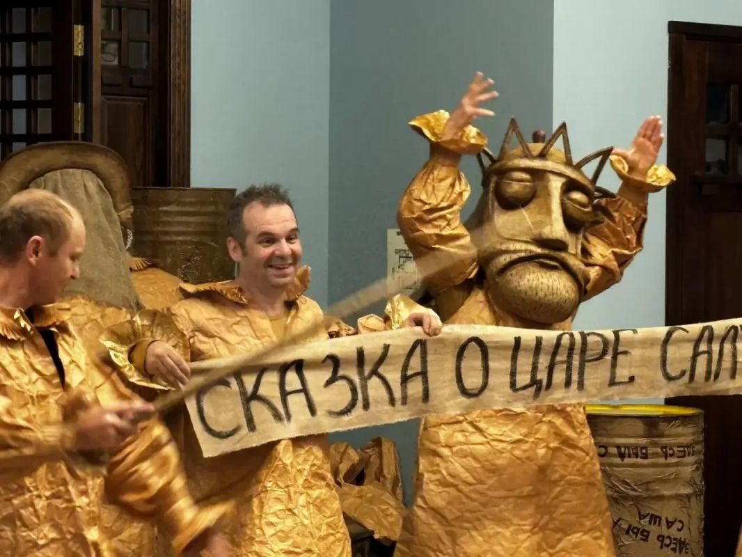 В холле Театра кукол проходит спектакль «Сказки Пушкина» В холле Театра кукол проходит спектакль «Сказки Пушкина»