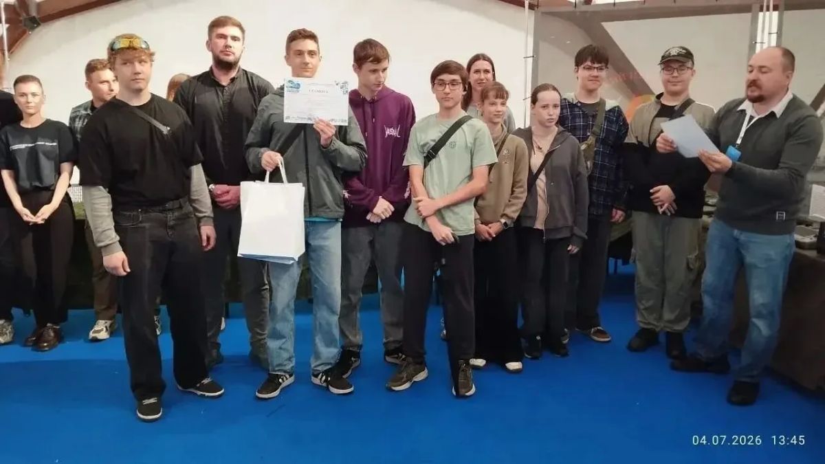Во Владивостоке наградили победителей соревнований по управлению дронами Во Владивостоке наградили победителей соревнований по управлению дронами