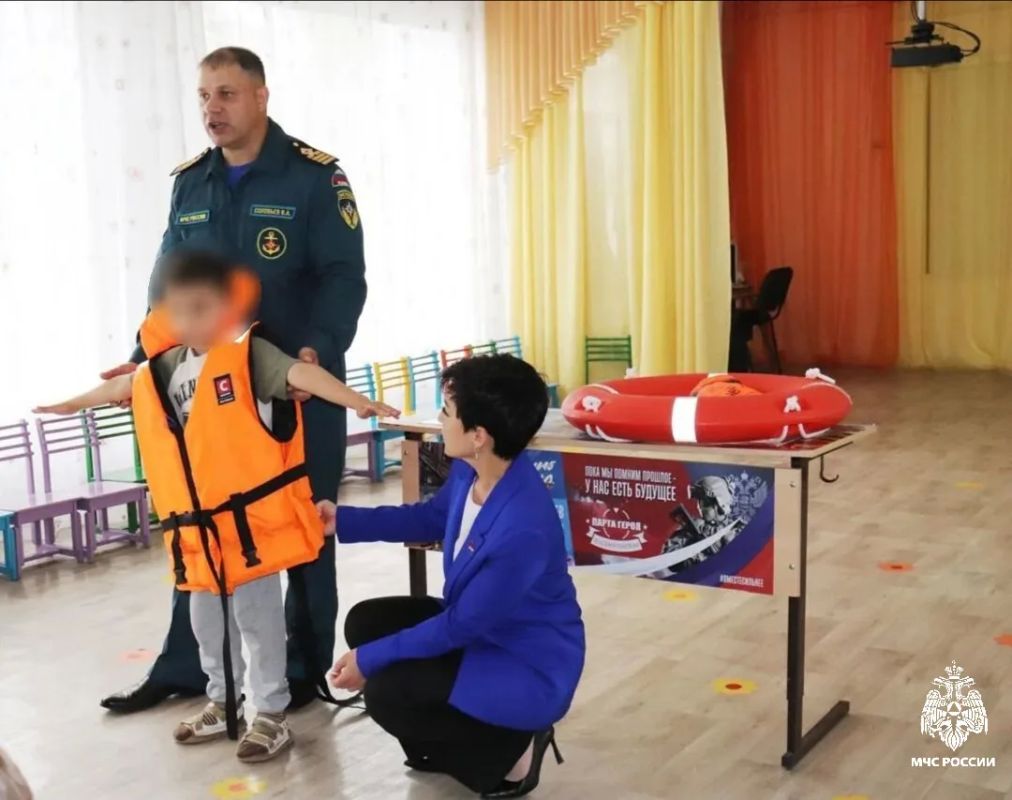 Сотрудник чрезвычайного ведомства рассказал о безопасности на воде воспитанникам лагеря в Черниговке Сотрудник чрезвычайного ведомства рассказал о безопасности на воде воспитанникам лагеря в Черниговке