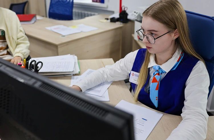 Кадровый центр «Работа России» помогает подросткам официально трудоустроиться с 14 лет