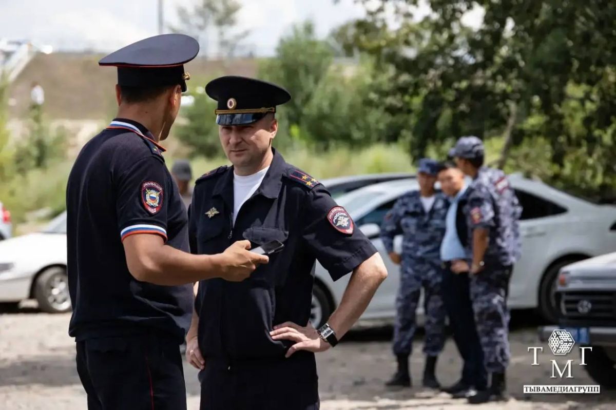 Жители Тувы несут еду и воду волонтёрам на поисках пропавших девочек Жители Тувы несут еду и воду волонтёрам на поисках пропавших девочек