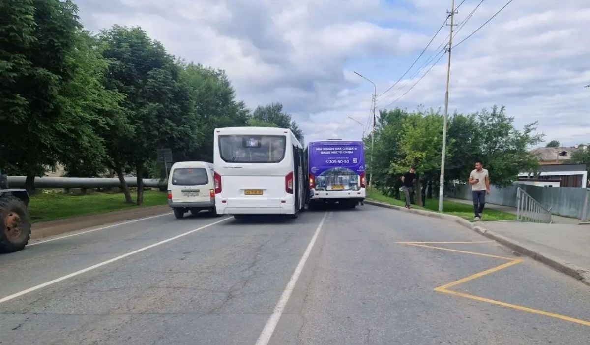 В Артеме Госавтоинспекция устанавливает обстоятельства ДТП с участием автобусов В Артеме Госавтоинспекция устанавливает обстоятельства ДТП с участием автобусов