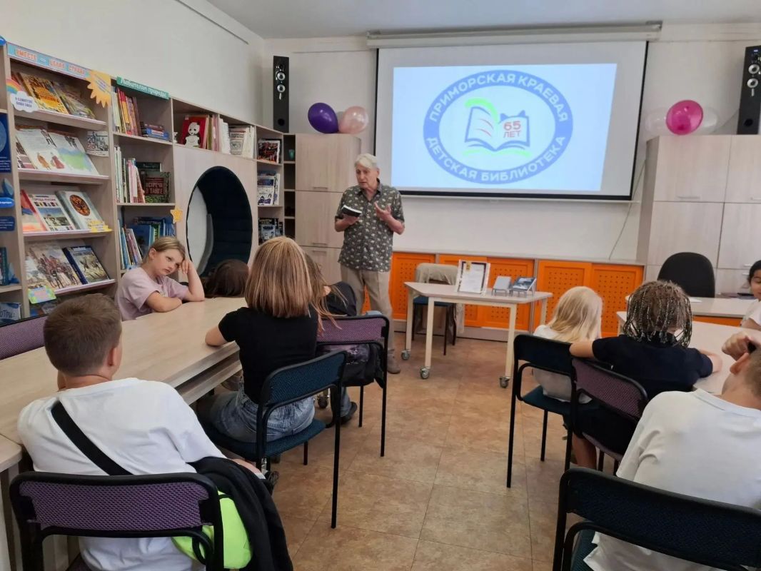 В Приморской краевой детской библиотеке прошла встреча с писателем и океанологом Львом Сысоровым В Приморской краевой детской библиотеке прошла встреча с писателем и океанологом Львом Сысоровым