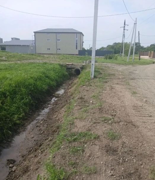 В районах города проводят очистку водоотводных кюветов В районах города проводят очистку водоотводных кюветов
