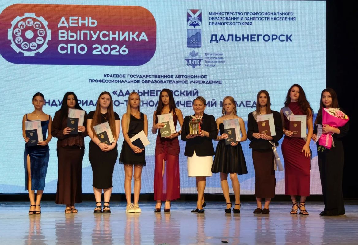 День выпускника СПО 2026 собрал на одной сцене представителей самых разных специальностей: от электромонтёров до горняков, от программистов до педагогов — каждый из них нашёл своё призвание! День выпускника СПО 2026 собрал на одной сцене представителей самых разных специальностей: от электромонтёров до горняков, от программистов до педагогов — каждый из них нашёл своё призвание!