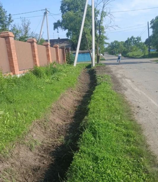 В районах города проводят очистку водоотводных кюветов В районах города проводят очистку водоотводных кюветов
