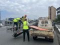 На мосту Дружбы во Владивостоке очищают опоры освещения от рекламных конструкций