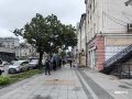 Прямо сейчас городские спасатели огораживают проход вдоль Дома Катчана на Светланской, в том числе вход в кофейни и кондитерский магазин