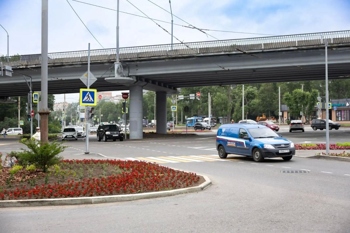 Высадили более 19 тысяч растений на обновленном перекрёстке улицы Русской и проспекта 100-летия Владивостока Высадили более 19 тысяч растений на обновленном перекрёстке улицы Русской и проспекта 100-летия Владивостока