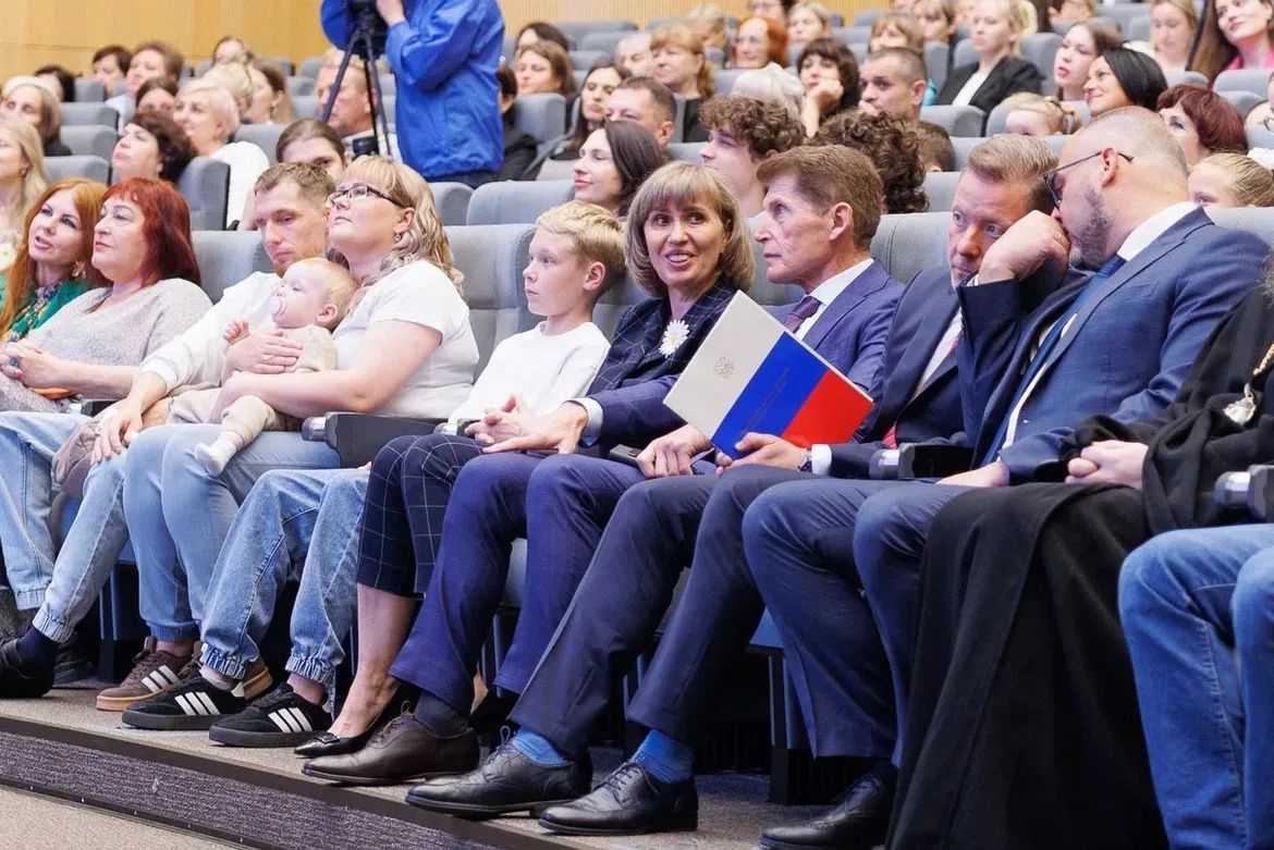 В Приморье наградили победителей конкурса «Семья года» В Приморье наградили победителей конкурса «Семья года»