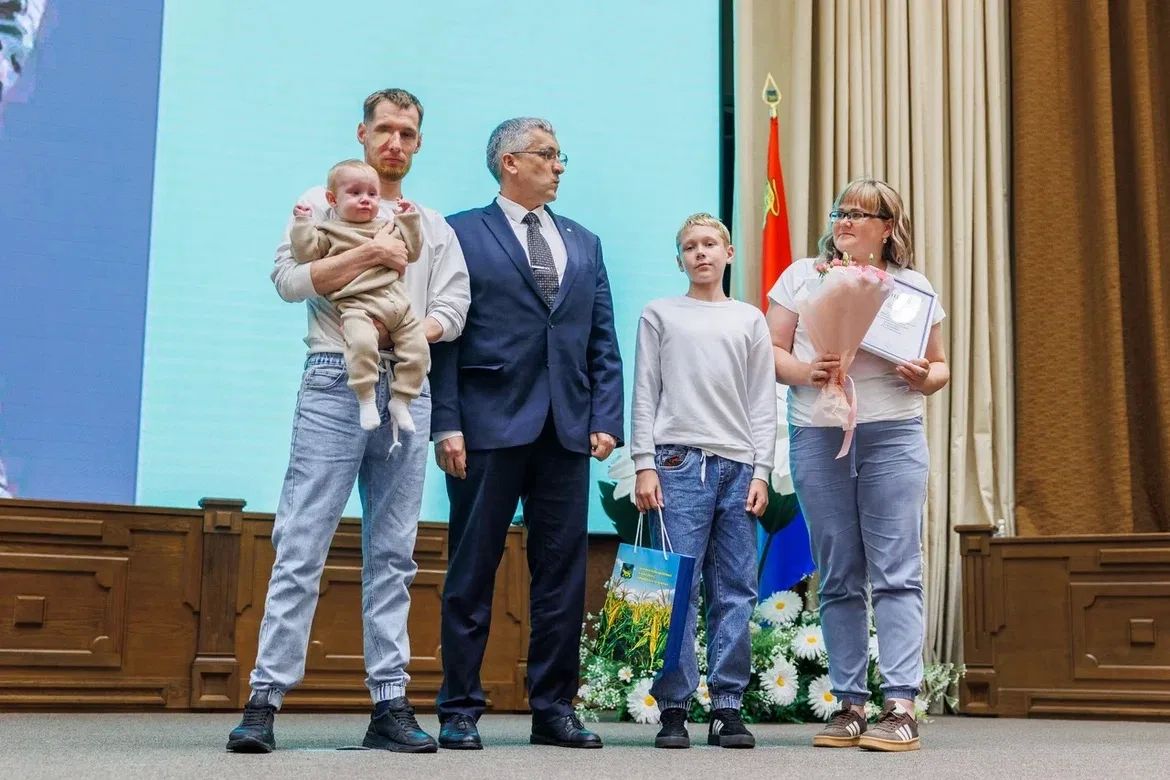 В Приморье наградили победителей конкурса «Семья года» В Приморье наградили победителей конкурса «Семья года»