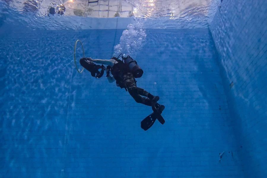 На первом этапе водолазам предстояло выполнить два упражнения – «Стрельба» и «Полоса» На первом этапе водолазам предстояло выполнить два упражнения – «Стрельба» и «Полоса»
